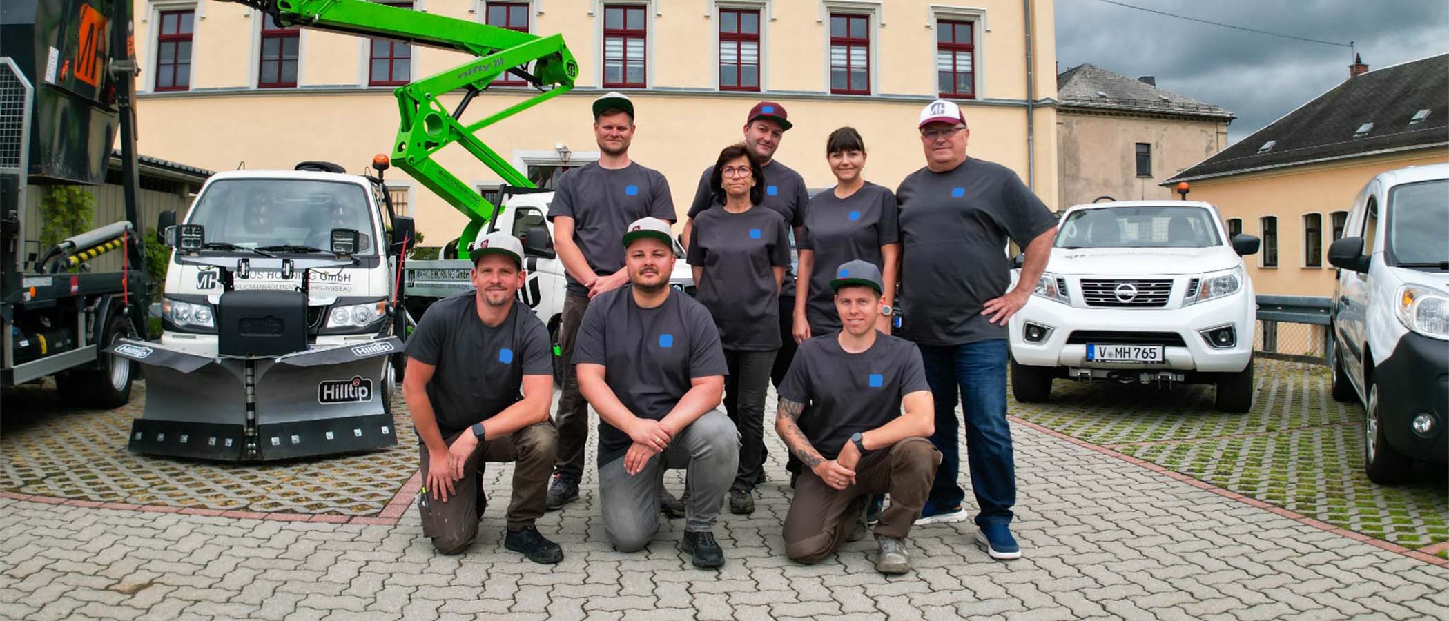 MH-FLY TEAM_KINO Das MH-FLY Team auf dem Betriebsgelände mit Fahrzeugen
